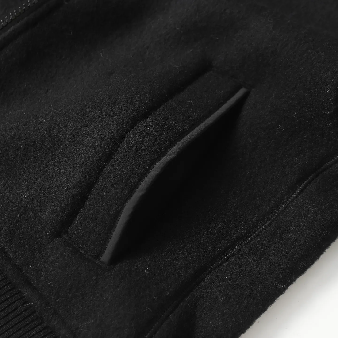 P620 Canada Goose/ Chilliwa series cashmere bomber jacket, exclusive customized wool fabric, containing 60% wool content! Super lightweight, soft and warm! The high-tech breathable space cotton liner makes the entire shape very stiff and soft, comfortable and lightweight at the same time. Breathable, soft, non-stuffy, lightweight, stylish, and non-deformable. The iconic double-stripe reflective strips are designed on the back of the collar and splicing. No detail is missed. The front placket allows you to easily cope with seasonal changes and calmly resist bad weather. High-density badges. All threaded accessories are customized. Loose fit and adjustable drawstring. Not bloated at all. Quite fashionable. It can be said to be a very unique design. This year's must-have style is for men and women. Size: S-L